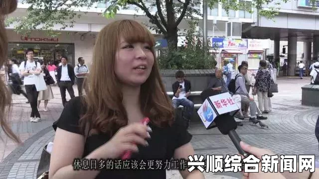 藤浦惠瞒着丈夫说加班，这种行为反映了她内心的压力与不安，让人对夫妻之间的信任产生质疑。