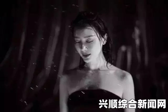 欧美黑吊大战白妞欧美大片小小的日本在线观看免费视频，这部作品展现了丰富的文化内涵和独特的人情味，让人深感共鸣。