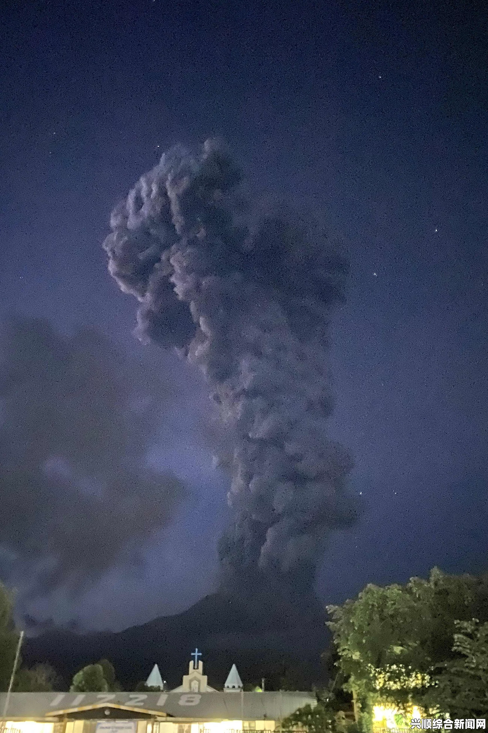 菲律宾坎拉翁火山喷发，近万居民紧急疏散