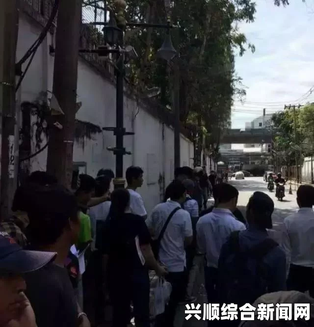 近日，埃及首都开罗发生了一起令人震惊的炸弹爆炸事件，引发了广泛关注与讨论。在此，我们将介绍事件的背景、过程和影响，并在结尾处回答与事件相关的三个问题。