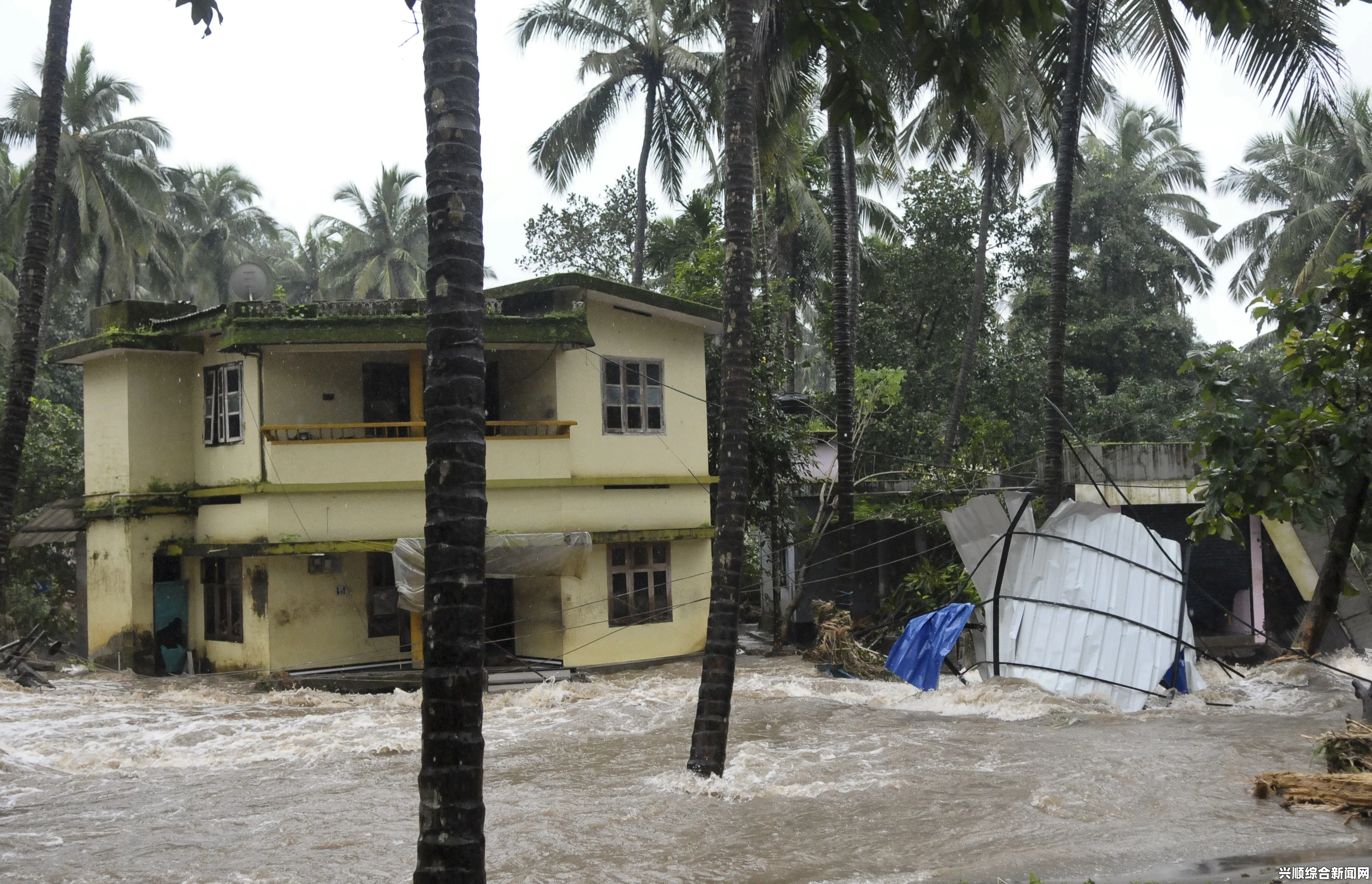 印度雨季引发的严重水灾已经造成了213人的悲剧离世。这场突如其来的灾难席卷了印度的许多地区，无数家庭受到了严重的影响。搜救人员正全力以赴地寻找可能的生还者，希望能够找到一些生命的奇迹。