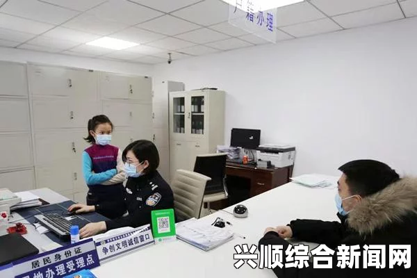 中午阳光洒进厨房，妈妈忙碌的身影与美味佳肴的香气交织