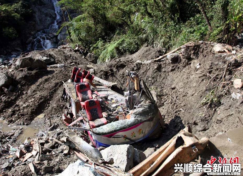 缅甸豪雨成灾，佛塔被淹倒塌，数万民众逃离家园