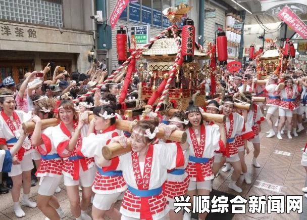 日本天神祭热闹非凡，80名美女抬神轿游行