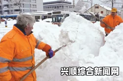 近日，智利首都圣地亚哥经历了一场罕见的暴风雪，成为数十年来遭遇的最大降雪。这场突如其来的大雪让整个城市披上了一层银装，给居民带来了不小的惊喜和挑战。