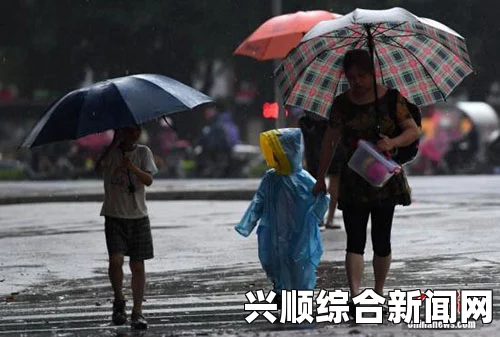 韩国中部近日遭受豪雨侵袭，造成严重灾害。据最新报道，这场暴雨已导致2人死亡，4人失踪，并且近700栋住宅被淹没。此次豪雨给当地居民带来了巨大的困扰和损失，引起了社会各界的广泛关注。