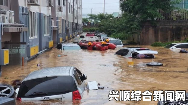 韩国中部近日遭受豪雨侵袭，造成严重灾害。据最新报道，这场暴雨已导致2人死亡，4人失踪，并且近700栋住宅被淹没。此次豪雨给当地居民带来了巨大的困扰和损失，引起了社会各界的广泛关注。