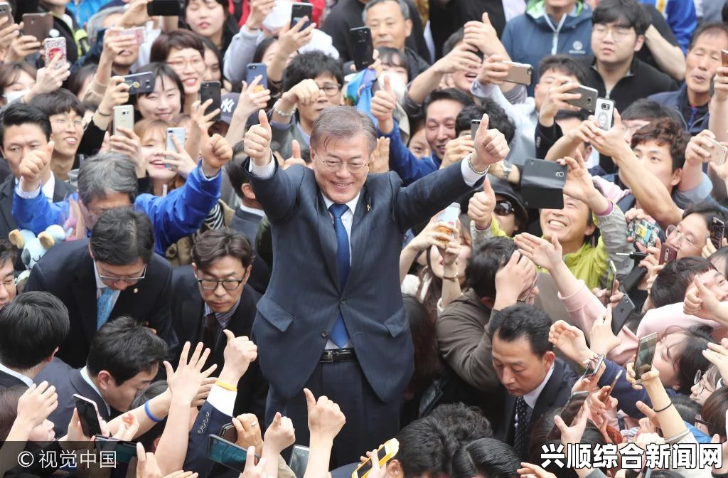 近期的一项民意调查显示，近八成的韩国民众对文在寅政府的施政给予了积极评价。这一结果反映了韩国民众对于文在寅政府的一系列政策及其效果的认可和支持。本文将对这一主题展开分析，并在结尾解答环节回答相关问题。