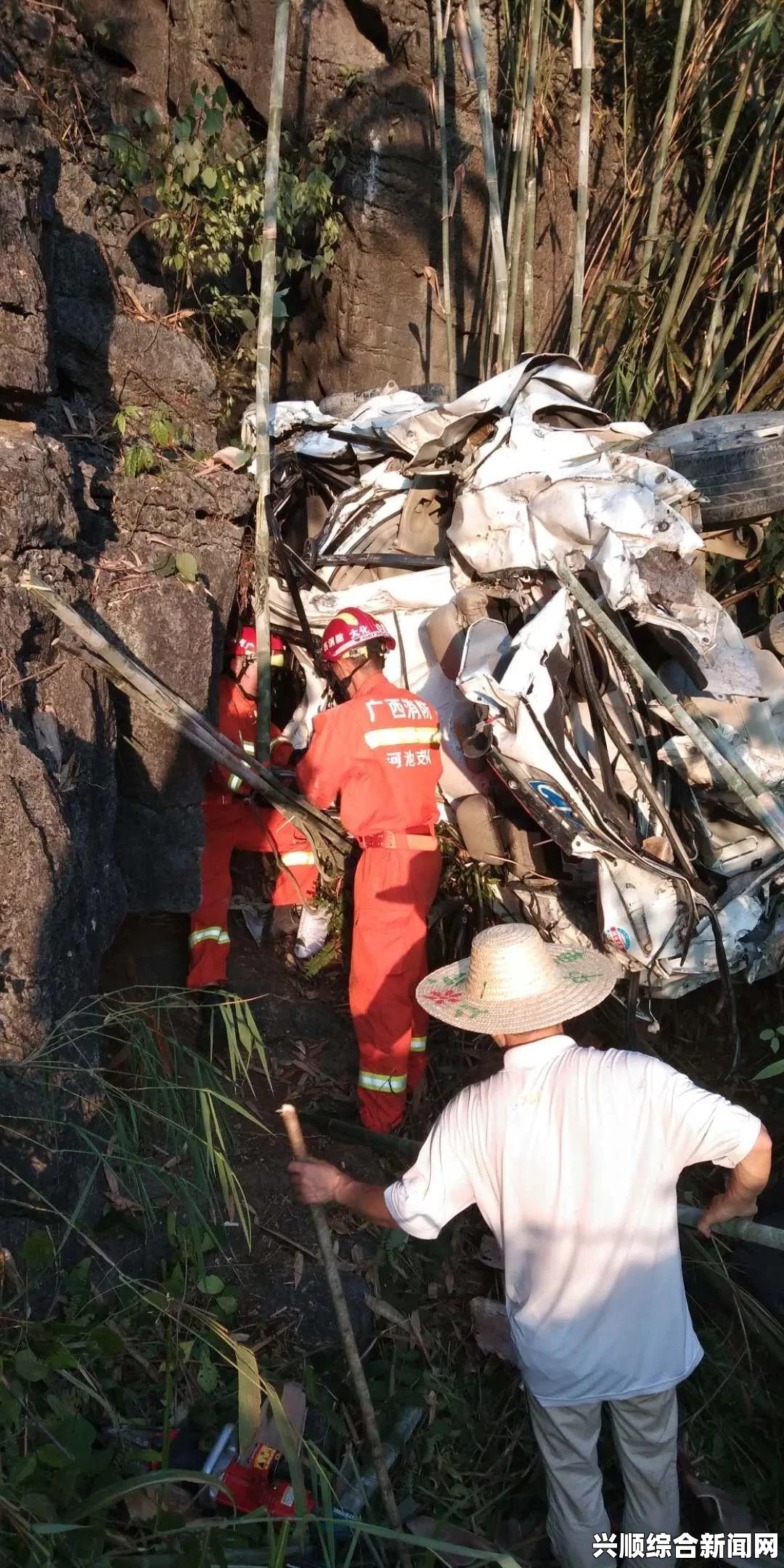 广西扶贫小组下乡途中轿车坠崖致2死事故现场纪实