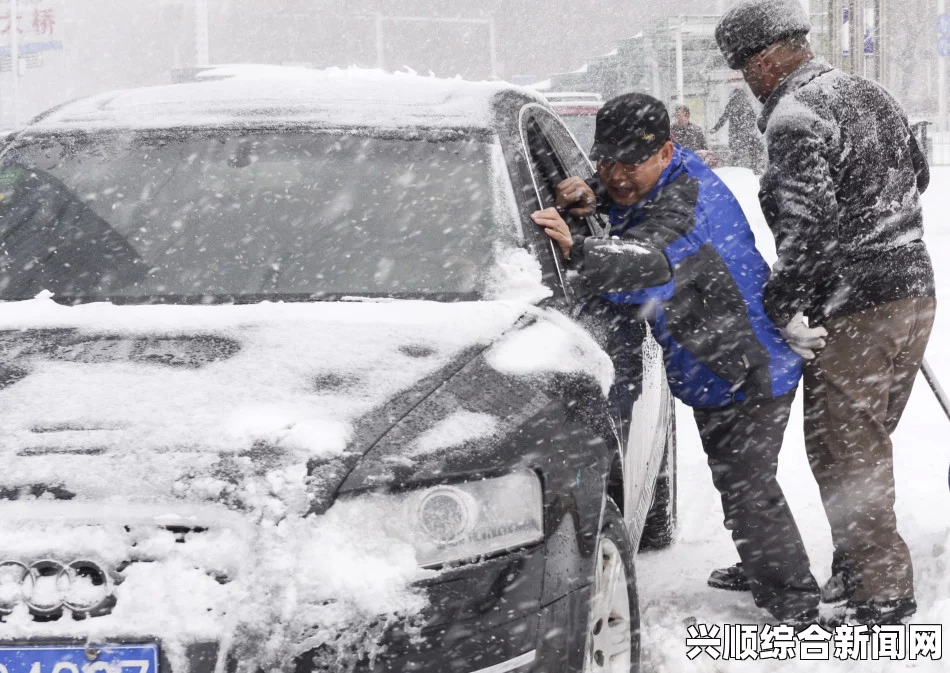 莫斯科遭遇80年来最大暴雪，出动6万环卫工全力扫雪应对（图文报道）