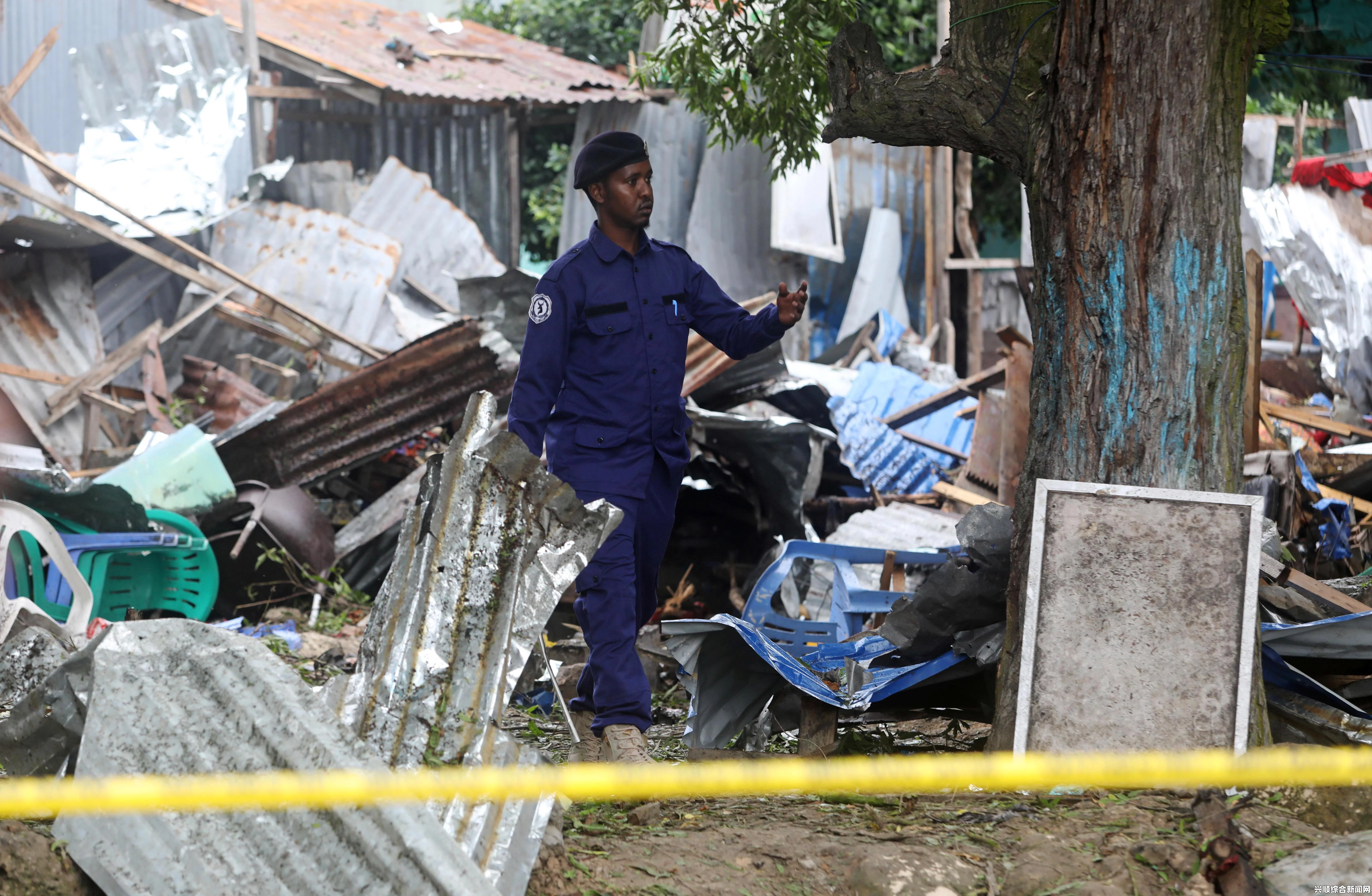 索马里首都发生自杀式炸弹袭击，伤亡惨重，至少12人死亡，16人受伤