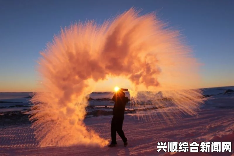 北极泼洒热茶的瞬间美景