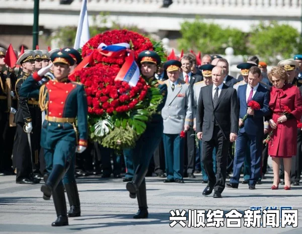 俄罗斯民众红场上向斯大林墓献花，纪念诞辰136周年现场组图