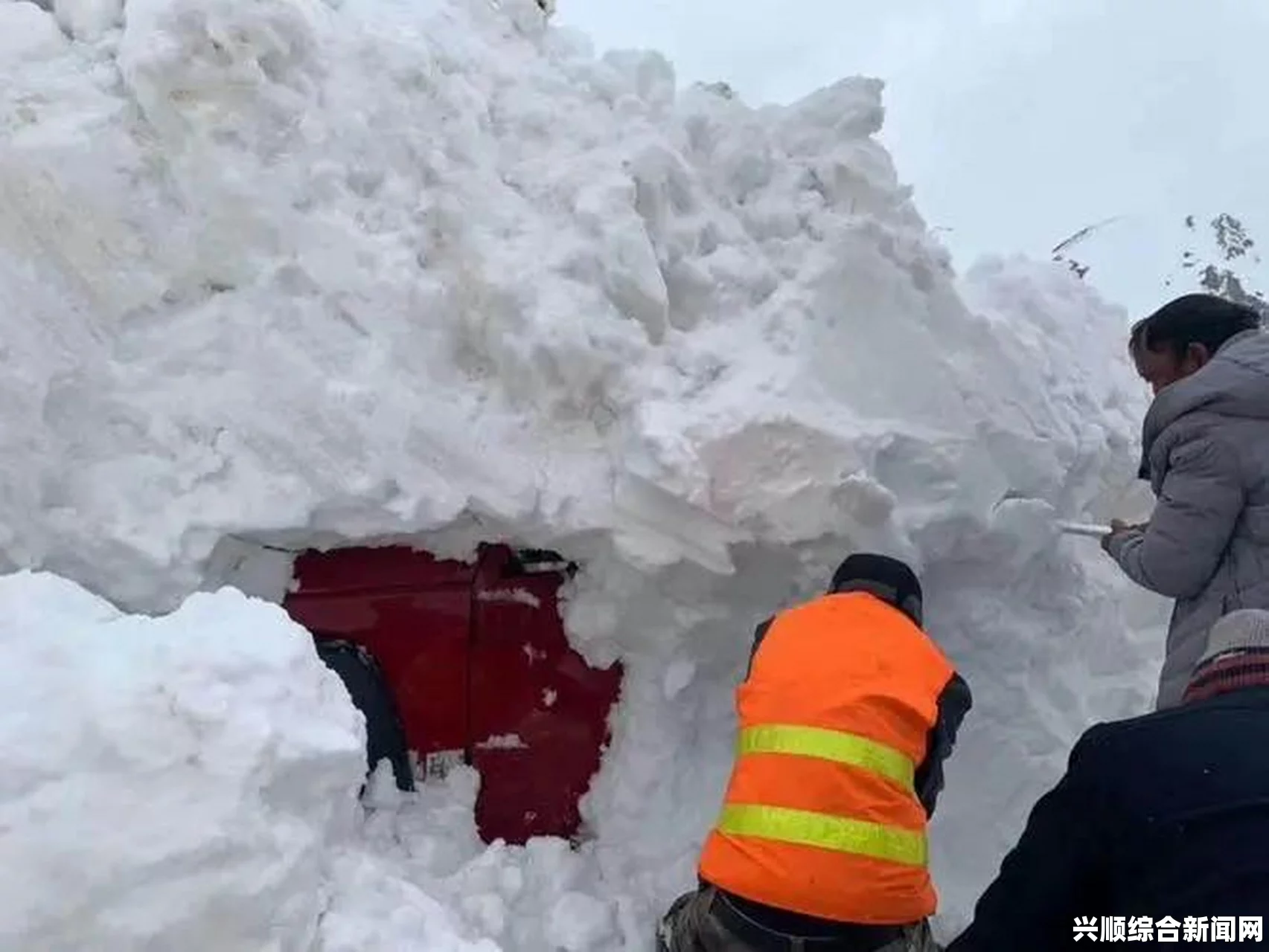 挪威发生雪崩，城镇被埋没，搜救工作进行中图