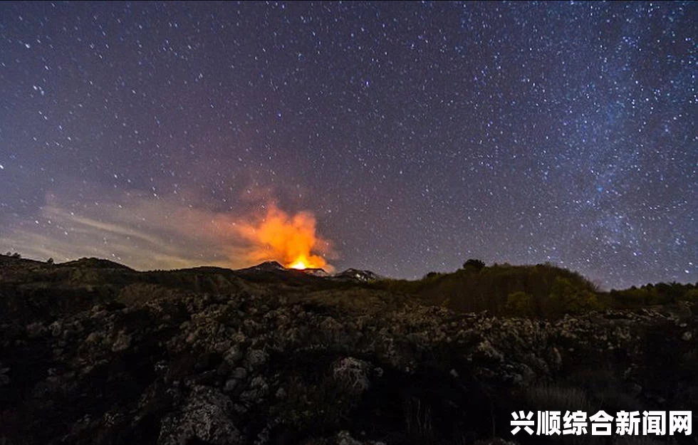 意大利埃特纳火山喷发现场画面，烟柱直冲天空（组图）