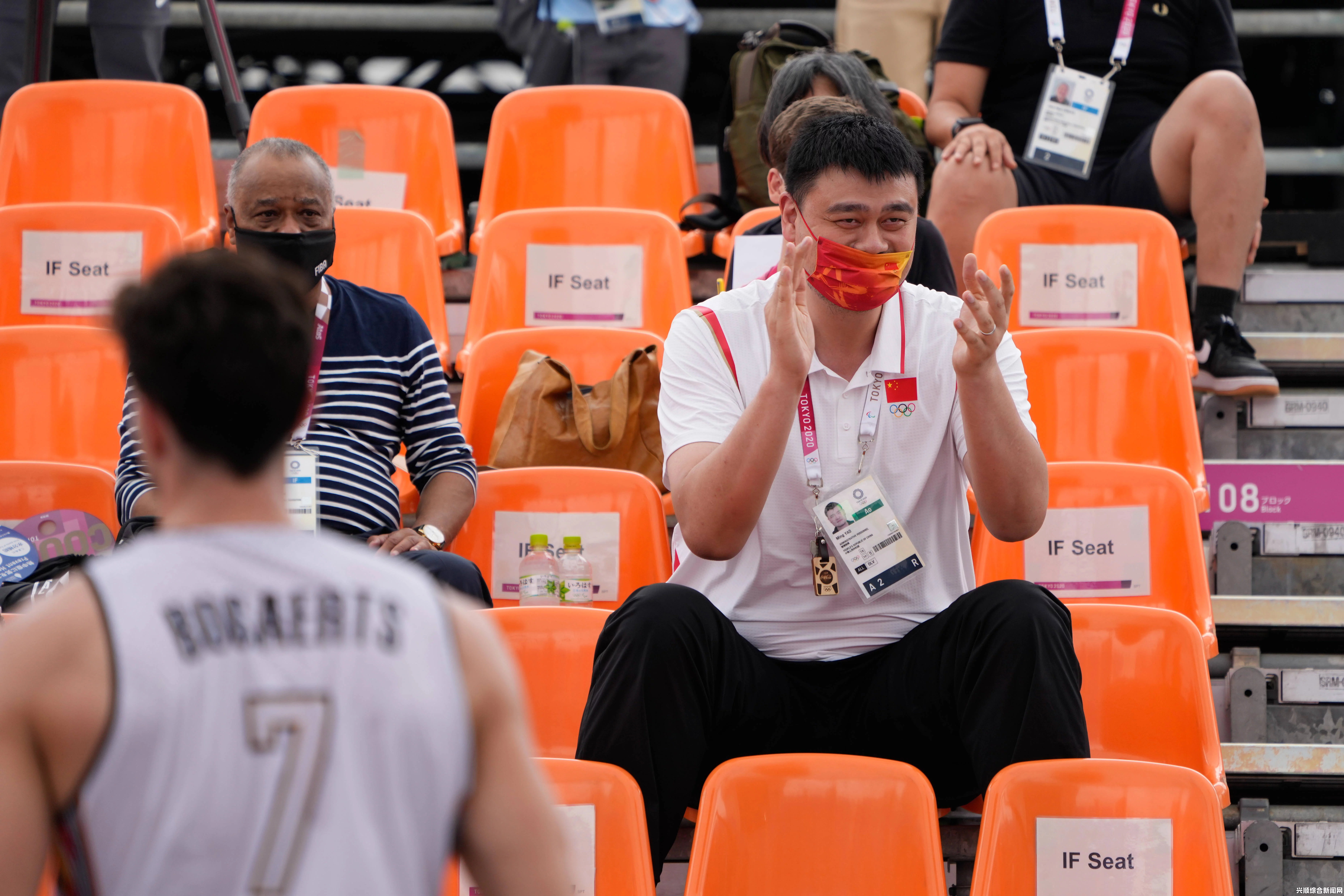 重磅绿集体助力！姚明观战中国男篮战胜叙利亚的胜利之旅