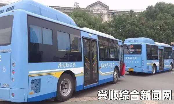 小镇公交车售票员按尺寸大小坐车，满足不同需求，方便出行——为每位乘客提供贴心服务与舒适体验